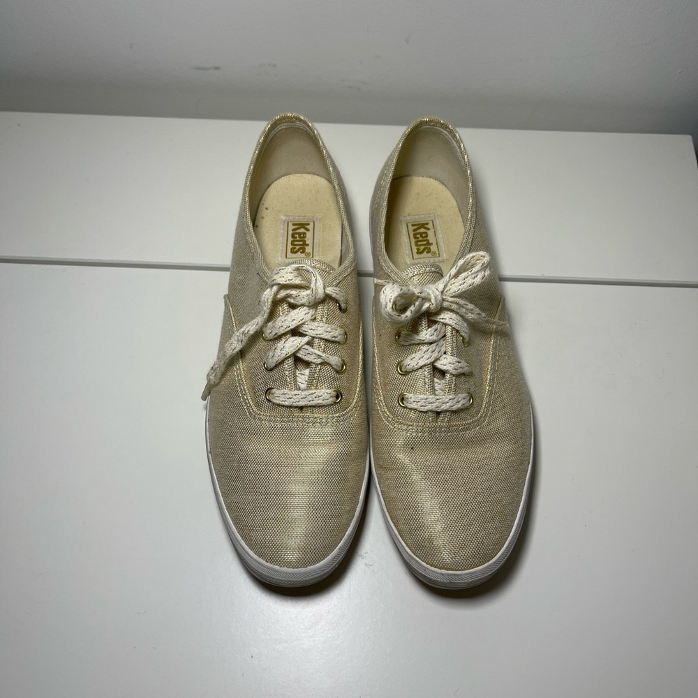 Ked’s women’s gold metallic vintage 90’s glitter tie up sneakers in 7
